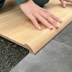 Barre de seuil rattrapage de niveau à recouvrement Chêne l. 35mm Long. 1m Ep. 20mm Brut-Deschaumes Discount