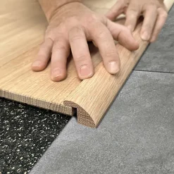 Barre de seuil rattrapage de niveau à recouvrement Chêne l. 35mm Long. 1m Ep. 20mm Brut-Deschaumes Discount