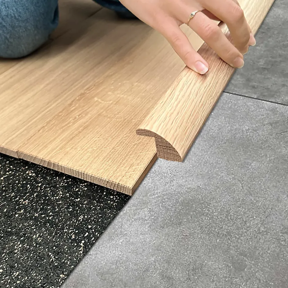 Deschaumes Barre de seuil rattrapage de niveau à recouvrement Chêne l. 35mm Long. 2m Ep. 20mm Brut