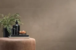 Carrelage effet Béton Brun Sable 120x50x0,85 cm Mat Benzaro - Mur intérieur (vendu par carton de 1,8 m²) --Ro'Ma Carrelage Online