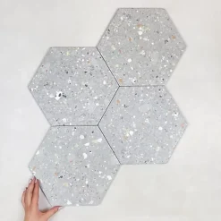 Les Carreaux De Jean  Carrelage Effet Terrazzo Hexagonal AROUSA 25,8x29 Gris - Les Carreaux de Jean