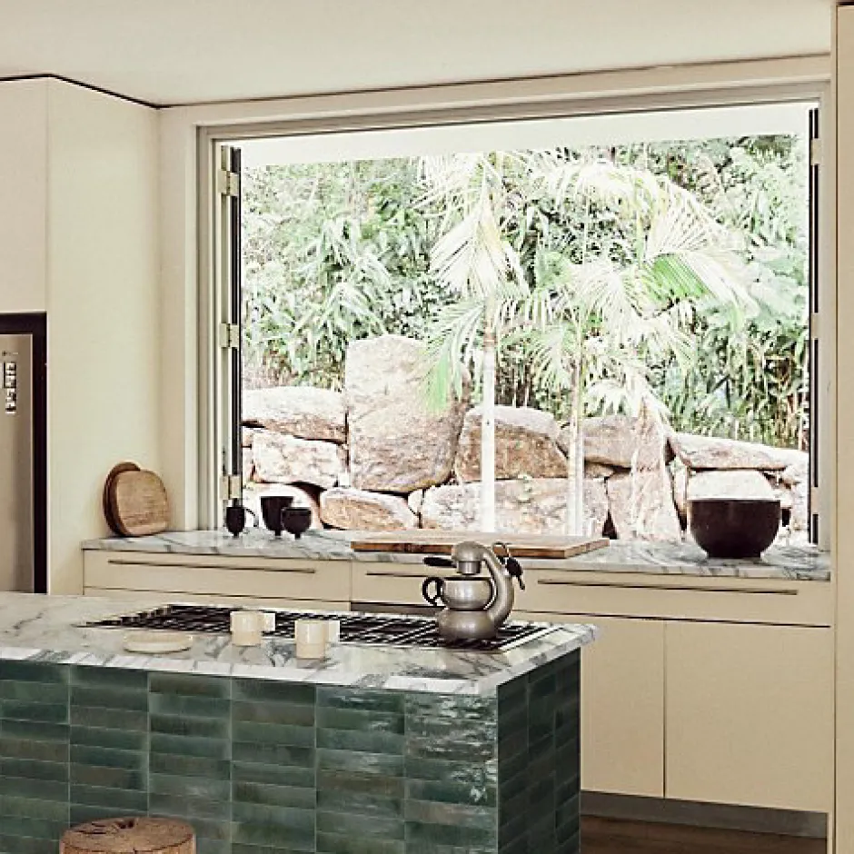 Les Carreaux De Jean Carrelage Effet Zellige Vert Émeraude TANGER 6x24 Green - Les Carreaux de Jean