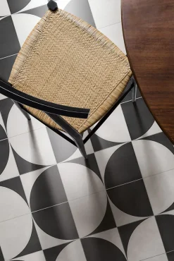 Carrelage Imitation Carreaux De Ciment 20x20 SCENARIO Tappeto 2B Nero - Les Carreaux de Jean-Les Carreaux De Jean Outlet