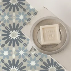 Carrelage Imitation Carreaux de Ciment LA MADELEINE 20x20 Syrah Bleu - Les Carreaux de Jean-Les Carreaux De Jean Sale