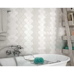 Aelle Carrelage Carrelage mur écaillon de poisson uni gris brillant 10,6x12 cm SCALE FAN LIGHT GREY