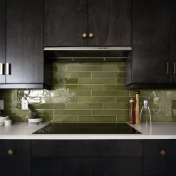 Aelle Carrelage Carrelage mur effet zellige vert 6,5x40 cm MANACOR BASIL GREEN