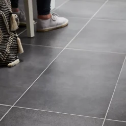 GoodHome Carrelage sol intérieur effet béton anthracite L.61,7 x l.30,7 cm x ép.7,4 mm, Konkrete