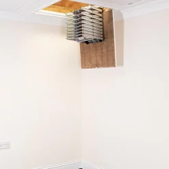 BPS Access Solutions Échelle de grenier accordéon aluminium 2.74m, Design compact, Marches antidérapantes, Charge max. 150 kg, BPS Depot