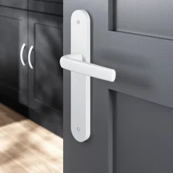 GoodHome Ensemble poignée sur plaque Incurvé Primel mat blanc L.126mm x l.40mm entraxe 195mm