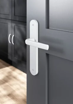 GoodHome Ensemble poignée sur plaque Incurvé Primel mat blanc L.126mm x l.40mm entraxe 195mm