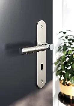 Ensemble poignée sur plaque rond serrure Brigg effet chrome et nickel satin gris L.132mm x l.40mm entraxe 195mm-GoodHome Clearance