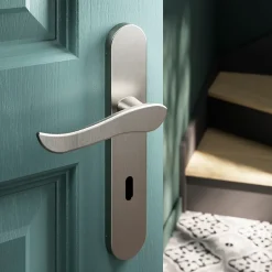 Ensemble poignée sur plaque rond serrure Armel effet nickel satin gris L.130mm x l.42mm entraxe 165-195mm-GoodHome Discount