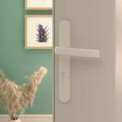 GoodHome Ensemble poignée sur plaque Incurvé Primel mat blanc L.126mm x l.33mm entraxe 195mm