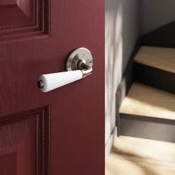 Ensemble poignée sur rosace incurvé vis traversante ou à vis Porcelaine Vras brillant blanc Ø48mm-GoodHome Outlet