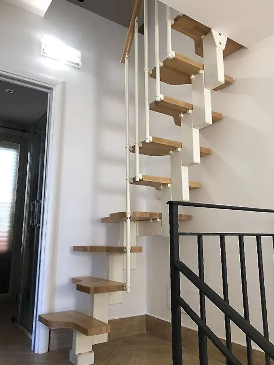 Escalier 1 quart tournant 14 marches - Hauteur à franchir de 3.01 à 3.57m - Largeur 61cm - Couleur bois et blanc --Matisere Sale