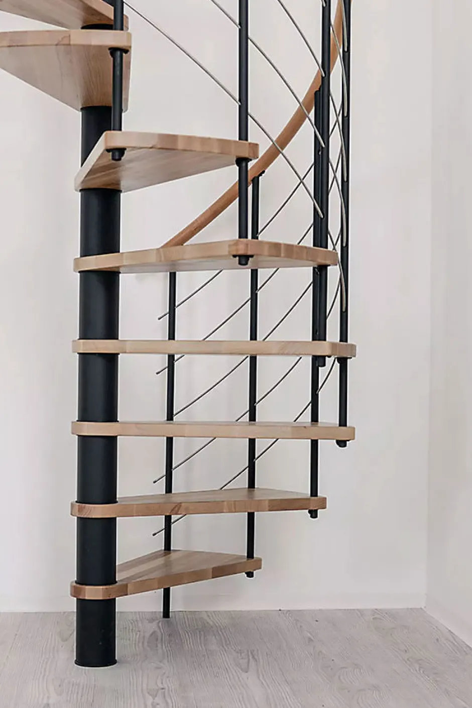 Escalier colimaçon 12 marches - Diamètre 140cm - Hauteur à franchir 2.34 à 2.82m - Noir et hêtre - VENE140-SNMNAT-12-Matisere Hot