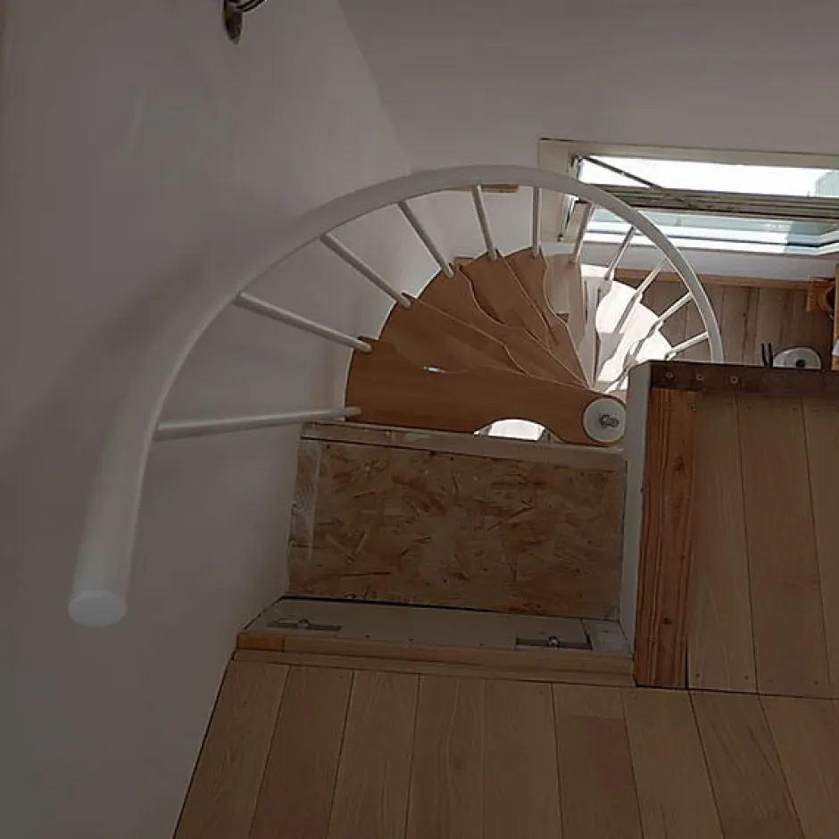 Escalier colimaçon 12 marches - Hauteur à franchir 2.47 à 3.05m - Structure blanche et marche hêtre - Diamètre 140cm --Matisere Discount