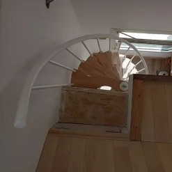 Escalier colimaçon 8 marches - Hauteur à franchir 1.71 à 2.12m - Structure blanche et marche hêtre - Diamètre 120cm - SUON120/BH-8-Matisere