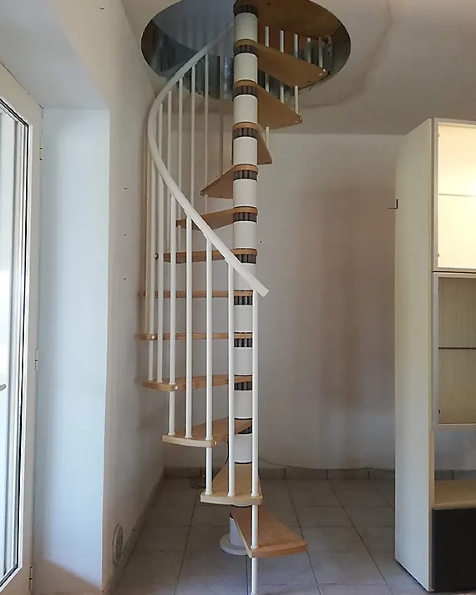 Escalier colimaçon 13 marches - Hauteur à franchir 2.67 à 3.12m - Diamètre 138cm - Bois et blanc - Sens anti-horaire --Matisere New