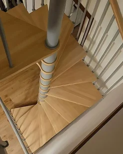 Escalier colimaçon 15 marches - Haut. à franchir 3.08m à 3.60m - Diam. 180cm - Trémie carrée - Struct. grise / marches Naturel --Matisere Discount