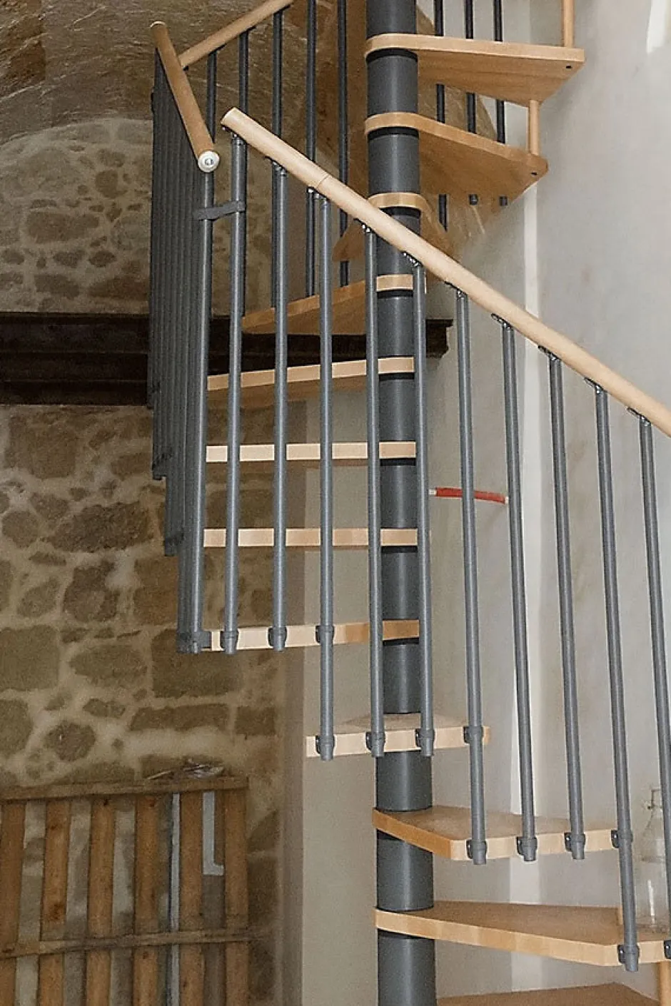 Matisere Escalier colimaçon 15 marches - Haut. à franchir 3.08m à 3.60m - Diam. 140cm - Trémie carrée - Struct. grise / marches naturel -