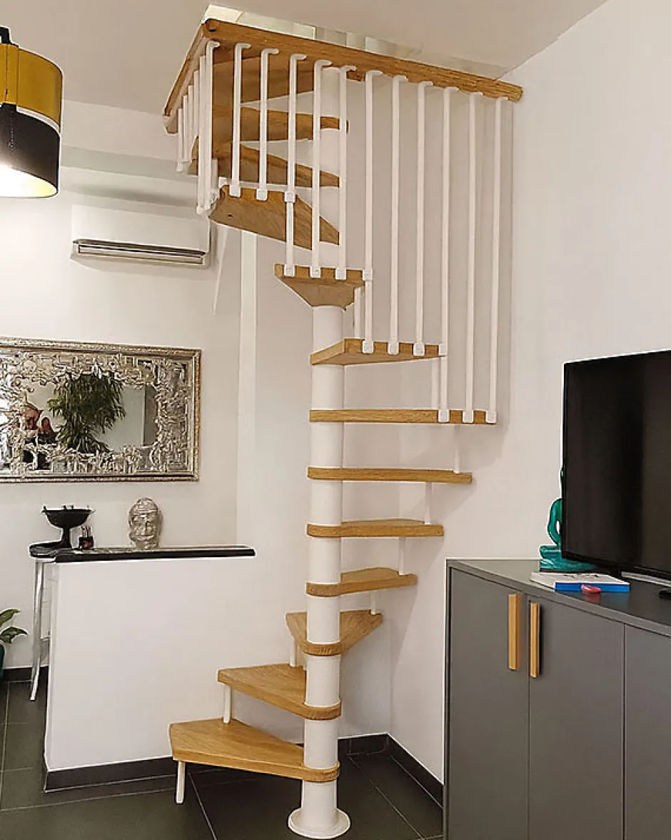 Matisere Escalier colimaçon 10 marches - Haut. à franchir 2.05 à 2.40m - Diam. 120cm - Trémie carrée - Struct. blanche / marches naturel -