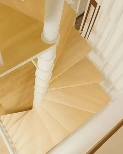 Matisere Escalier colimaçon 10 marches - Haut. à franchir 2.05 à 2.40m - Diam. 120cm - Trémie carrée - Struct. blanche / marches naturel -