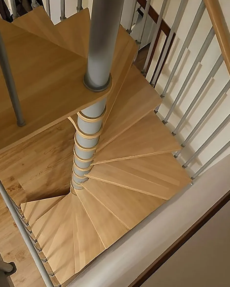 Matisere Escalier colimaçon 10 marches - Haut. à franchir 2.05 à 2.40m - Diam. 120cm - Trémie carrée - Struct. grise / marches naturel -