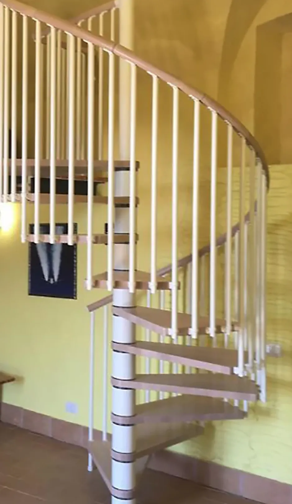 Escalier colimaçon 13 marches - Haut. à franchir 2.67 à 3.12m - Diam. 120cm - Trémie ronde - Struct. blanche / marches blanchi --Matisere Hot