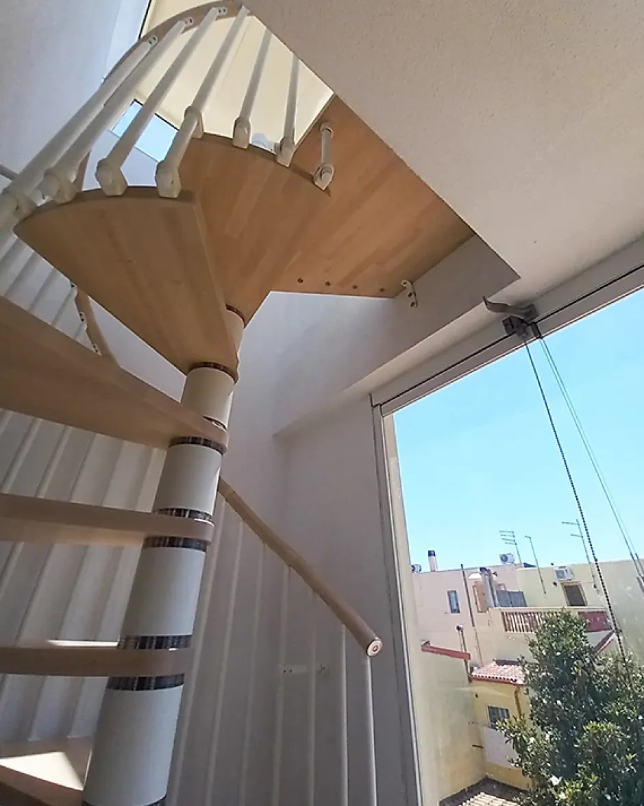 Matisere Escalier colimaçon 14 marches - Hauteur à franchir de 2.87m à 3.36m - Diamètre 1.05m - Structure anthracite et marche noyer -