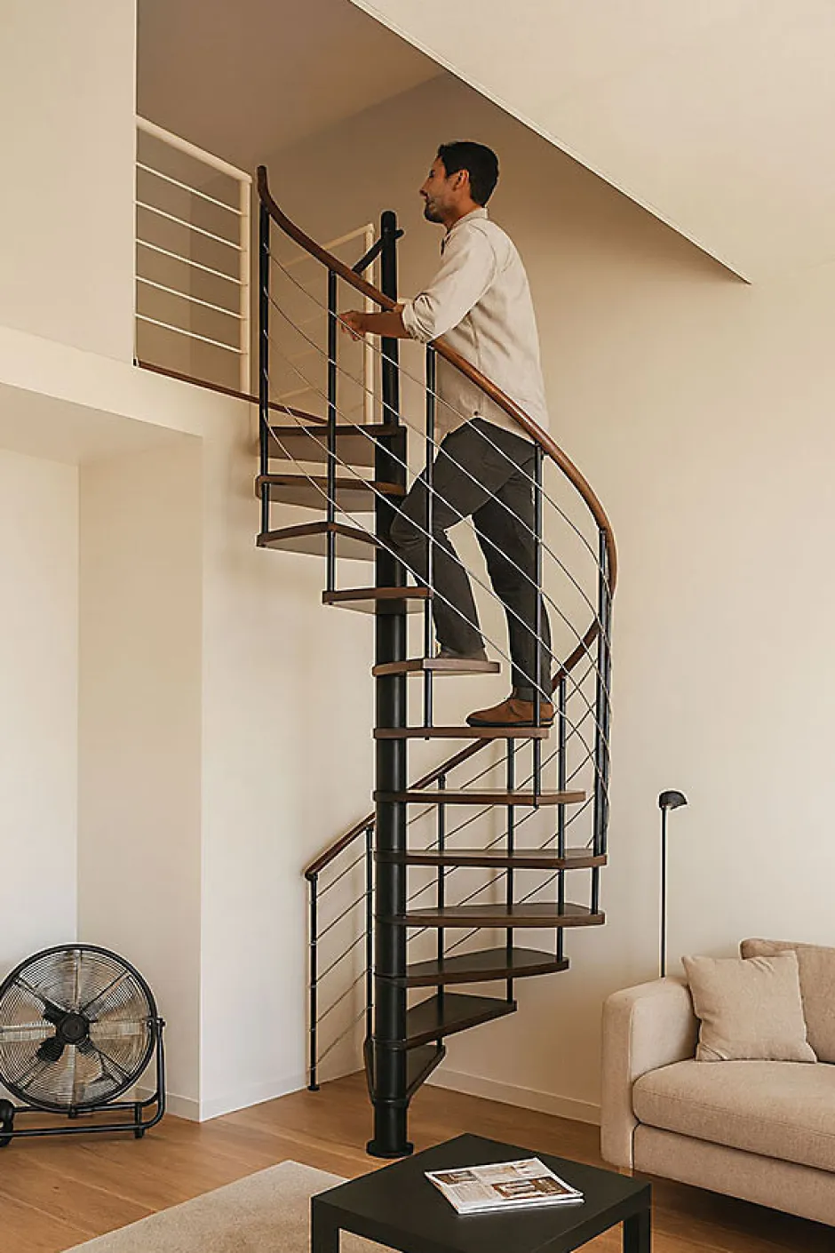 Matisere Escalier colimaçon 11 marches - Diamètre 160cm - Hauteur à franchir 2.15 à 2.59m - Structure noire et marche noyer - VENE160/NN-11