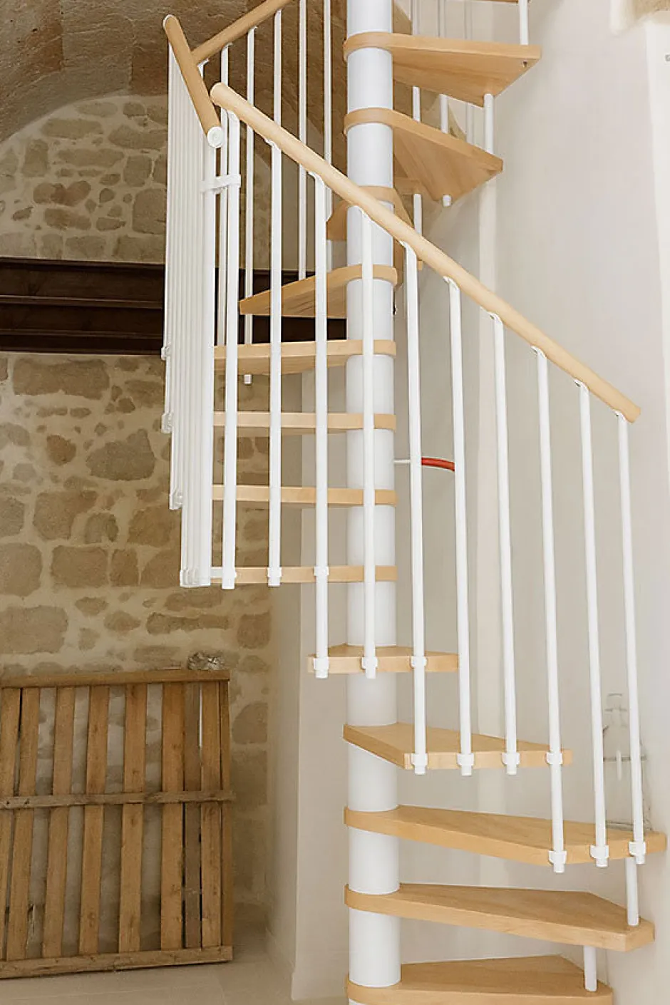 Escalier colimaçon 11 marches - Haut. à franchir 2.26 à 2.64m - Diam. 120cm - Trémie carrée - Struct. blanche / marches naturel --Matisere Online