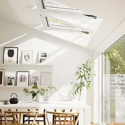 Velux Fenêtre de toit à rotation Tout Confort Whitefinish - bois peint en blanc L. 55 x H. 98 cm (GGL 2057 CK04)