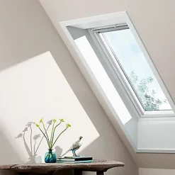 Velux Fenêtre de toit à rotation Tout Confort Whitefinish - bois peint en blanc L. 55 x H. 98 cm (GGL 2057 CK04)