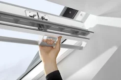 Velux Fenêtre de toit à rotation Tout Confort Whitefinish - bois peint en blanc L. 134 x H. 140 cm (GGL 2057 UK08)