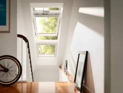 Velux Fenêtre de toit motorisée électrique GGU CK04 Integra® confort Everfinish - polyuréthane L. 55 x H. 98 cm