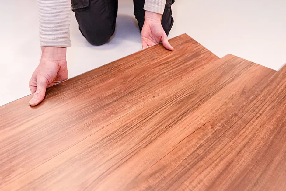 GAMME PRO - LAME CLIPSABLE TRÈS HAUTE RÉSISTANCE AVEC SOUS-COUCHE INTEGREE. IROKO GRIS FONCÉ - Pack T5 (79m²)-Samklic New