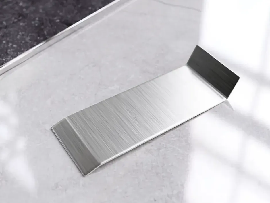 Ilcom Joint FI en acier inoxydable pour plinthe Argent satiné - 100mm x 30mm x 12mm