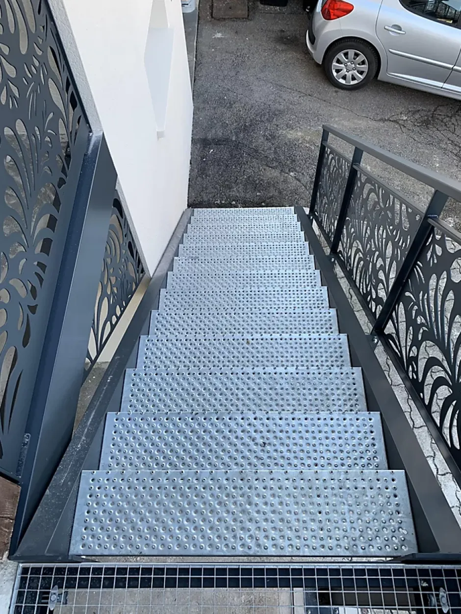 Marche d'escaliers tole perforée TOLHUIT 800x240 mm galvanisé à chaud-Meiser Sale