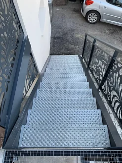 Meiser Marche d'escaliers tole perforée TOLHUIT 900x330 mm galvanisé à chaud