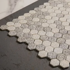 Mosaïque de verre pressé antidérapant R11 sur maille pour salle de bain ou cuisine 52 cm x 34 cm - Hexa grey mat (0,166m²)-Ilcom Clearance