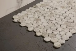 Mosaïque de verre pressé antidérapant R11 sur maille pour salle de bain ou cuisine 52 cm x 34 cm - Hexa grey mat (0,166m²)-Ilcom Clearance