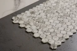 Ilcom Mosaïque de verre pressé antidérapant R11 sur maille pour salle de bain ou cuisine 52 cm x 34 cm - Hexa olden mat (0,166m²)