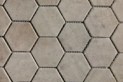 Ilcom Mosaïque de verre pressé antidérapant R11 pour salle de bain ou cuisine 43.5cm x 34.5cm - Taupe Stone Light Matt (0,15m²)