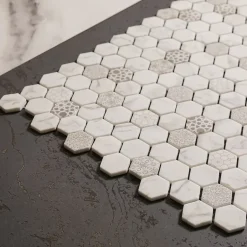 Mosaïque de verre pressé antidérapant R11 sur maille pour salle de bain ou cuisine 52 cm x 34 cm - Hexa calacatta (0,166m²)-Ilcom