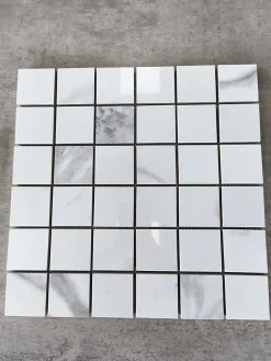 Prissmacer Mosaïque effet marbre Carrara White 5x5 - plaque de 30x30 cm - 1cm épaisseur