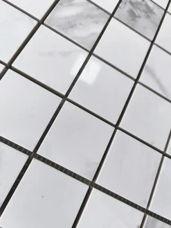 Prissmacer Mosaïque effet marbre Carrara White 5x5 - plaque de 30x30 cm - 1cm épaisseur
