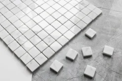 Ilcom Mosaïque en gres sur maille pour salle de bain ou cuisine 30 cm x 30 cm - Carrara