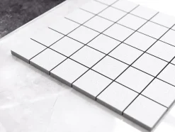 Mosaïque en gres sur maille pour salle de bain ou cuisine 30 cm x 30 cm - Big white cubes-Ilcom Hot