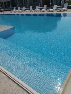 Ilcom Mosaïque en verre pressé antidérapant R12 sur maille pour piscine 32.5cm x 51.5cm - Caribbean Pool (0,167m²)